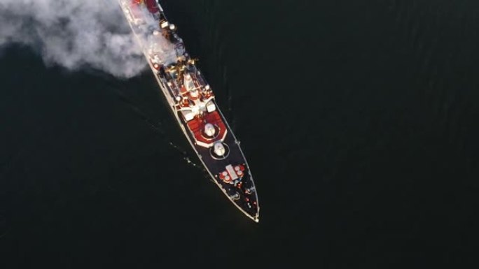 大型俄罗斯反潜舰在晴天平均速度