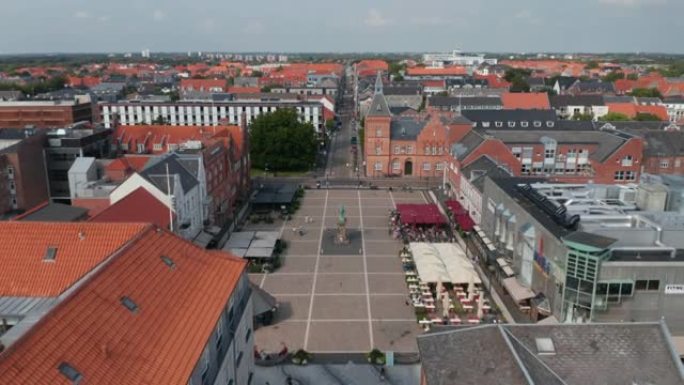 鸟瞰丹麦埃斯比约格著名的托尔维特广场，有基督教九世的雕像和公社，市政厅。向后显示Torvegade，