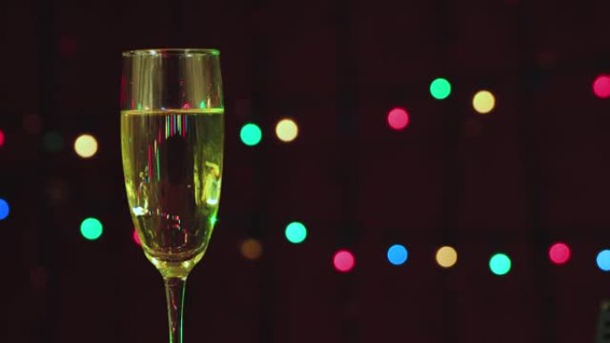 新年视频屏幕保护程序一杯绿色背光香槟