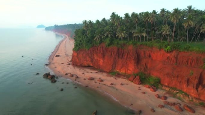 空中无人机日出场景红色悬崖，泰国prahuapkhirikhan省泰国湾风浪侵蚀形成的红色悬崖