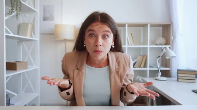 愤怒的女人视频会议惩罚冲突