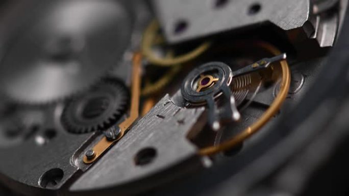 旧机械手表的机构和摆的工作特写。时间流逝的概念