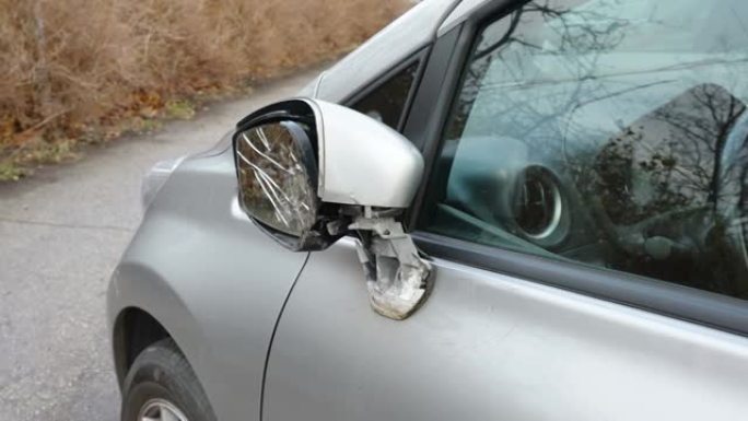 爱沙尼亚灰色汽车的一面破碎的后视镜