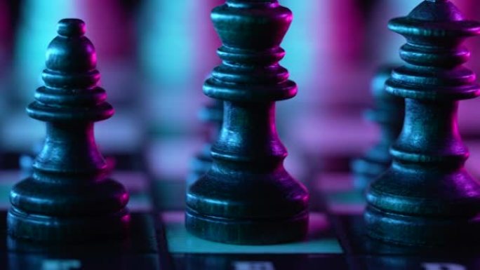 棋盘智能游戏-霓虹灯彩色浅粉色和蓝色下的木制象棋。深色背景下棋盘上的碎片特写视图。商业解决方案、体育