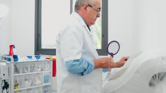 整形外科医生用抗菌餐巾清洁客户皮肤在病人椅子上准备注射，女人病人手里拿着镜子