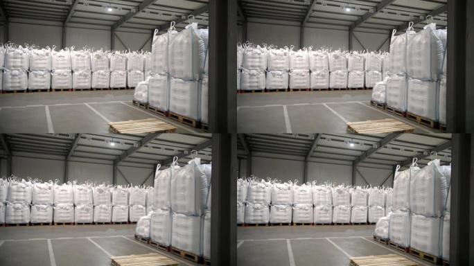 农业仓库。一袋玉米种子，谷物。农业企业种子采购和储存的大型仓库