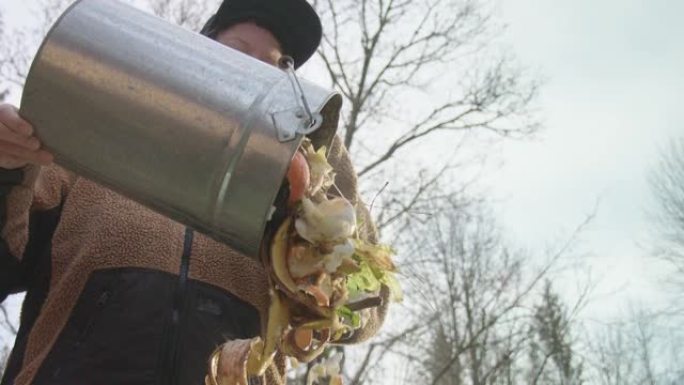 超级慢动作潮人女人将食物残渣掉