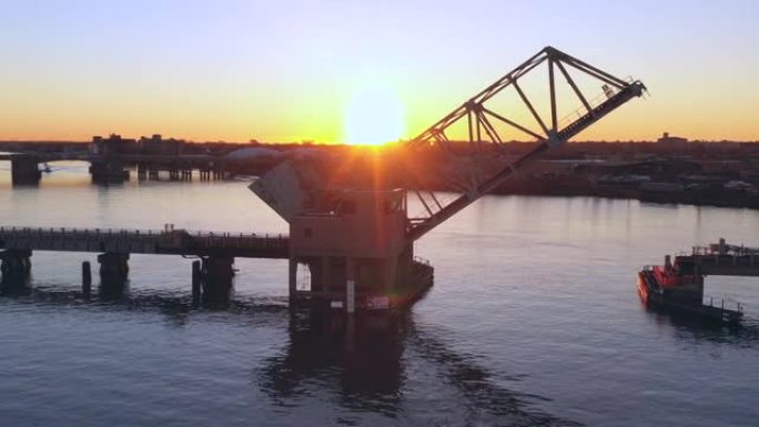 日出时在纽约长岛沉船铅道上的一座吊桥的鸟瞰图。
