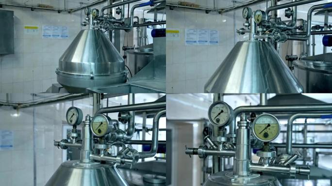 现代牛奶生产厂。牛奶农场的特殊用具。乳品厂工业设备。乳制品生产厂的工厂机械。