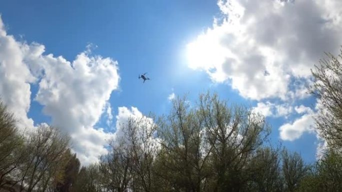 直升机装置在多云的蓝天背景上盘旋