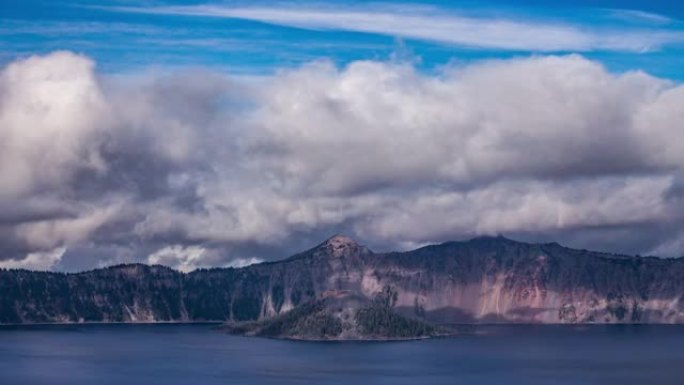 时间流逝-火山口湖山脉上美丽的云层