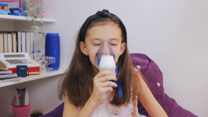 可爱的孩子的肖像是生病的支气管炎或哮喘和呼吸通过吸入器在家里小女孩使吸入与医疗雾化器，而坐在桌旁。