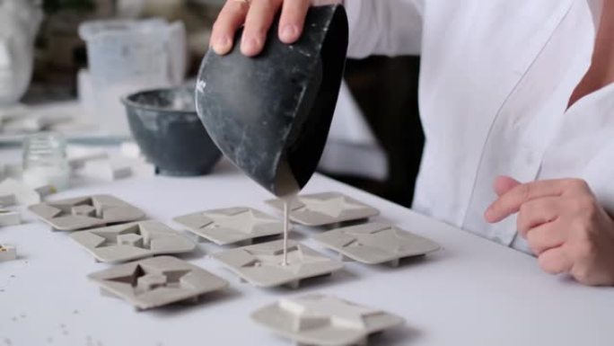 女工匠将石膏混合物倒入硅胶模具中。现代女性的创造力和自我实现
