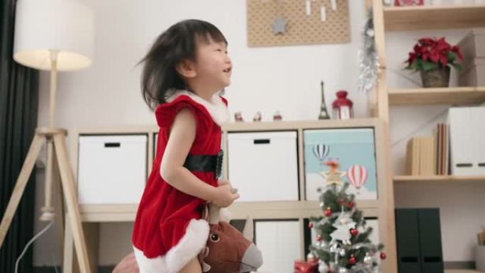 亚洲小女孩很高兴在圣诞节收到礼物。