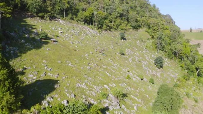 山岗上岩石或石头的空中俯视图，绿林树。泰国的自然景观背景。