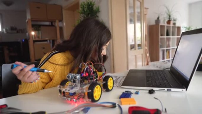 聪明的白人女学生，拿着螺丝刀在调整她的自动自动驾驶机器人汽车原型