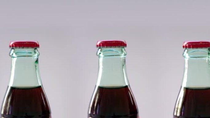 一种碳酸软饮料的旋转瓶的平移，该饮料含有水 (通常是碳酸的)，甜味剂以及天然和/或人工调味剂。