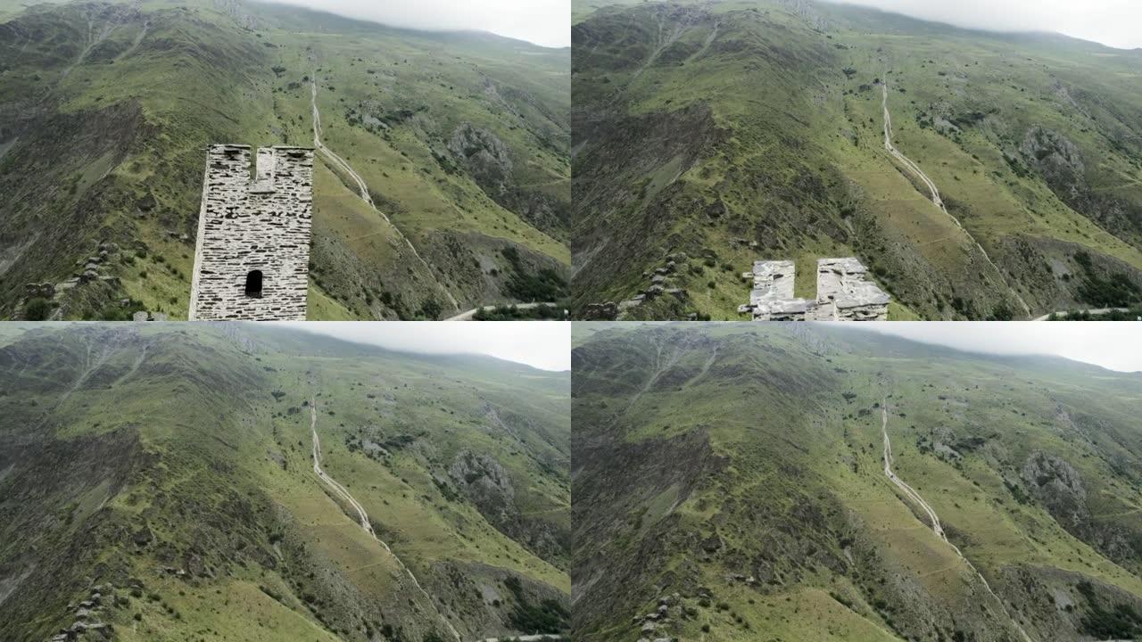 奇妙的鸟瞰图青山山和山顶上的古石建筑。行动。建在山峰上的旧石质白色废弃塔。