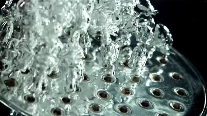 气泡从淋浴喷头在水下升起。拍摄的是1000 fps的慢动作。