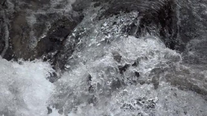 清澈的淡水下降波浪溅起水花瀑布