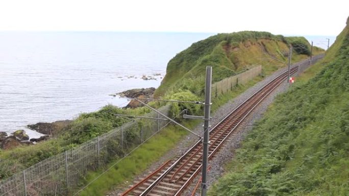爱尔兰海岸的石岩山徒步旅行路径。布雷，灰色，爱尔兰有海滨的格雷斯通铁路的美丽风景