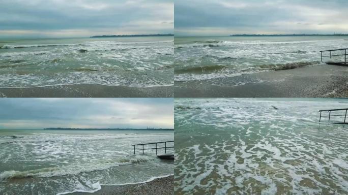 海浪滚滚到沙滩上。海滨的景色，散落着五颜六色的贝壳