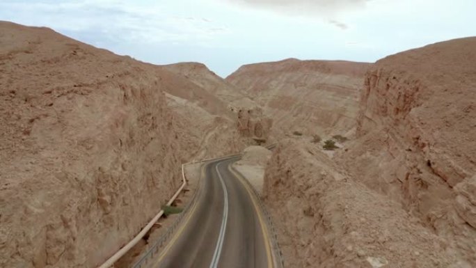 无人驾驶汽车穿越沙漠和山脉的道路