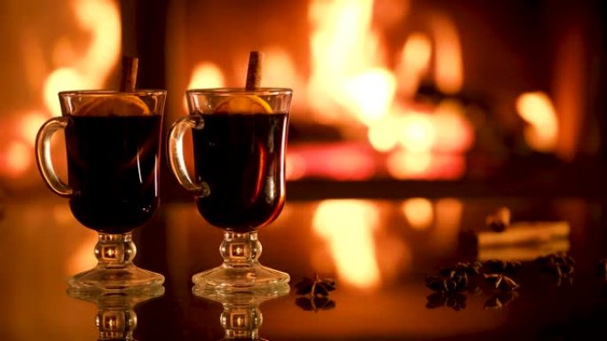 壁炉上有两杯热酒
背景。
