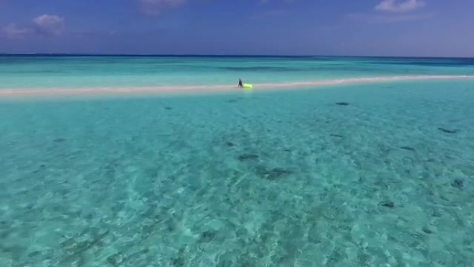 粉色沙滩，海浪泡沫。