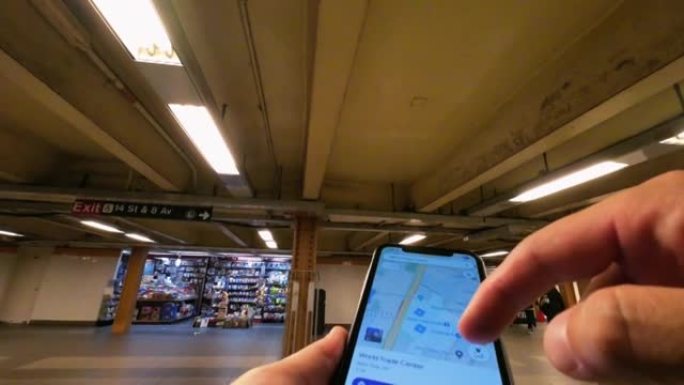 在地铁上使用智能手机的第三人称视角
