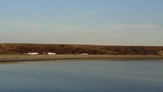 夏季在新地岛沙漠上的北冰洋海岸线。