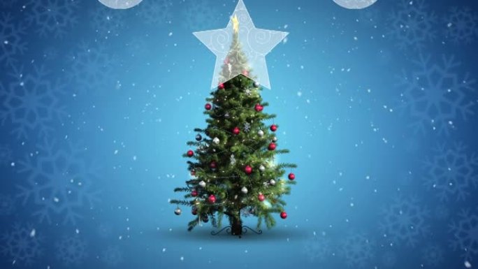 圣诞装饰品悬挂和雪落在圣诞树上，在蓝色背景上旋转