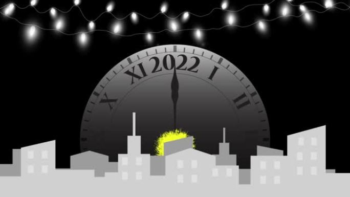 黑底带时钟的圣诞灯。城市下的圣诞节发光花环。时钟指针显示2022年而不是12点。多重彩色烟花。烟火表