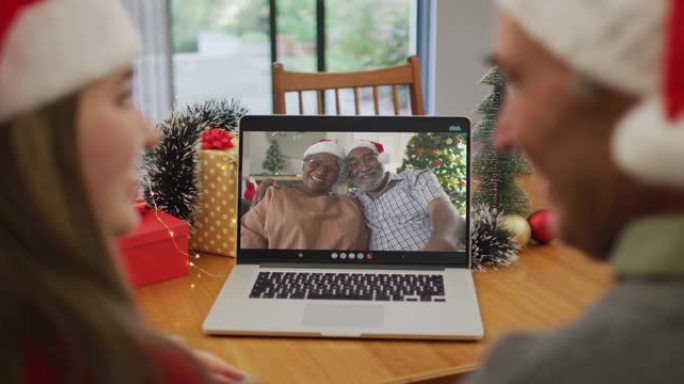 圣诞节期间，白人成年女儿和高级父亲与高级朋友进行视频通话