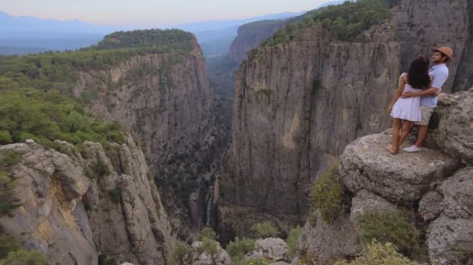 土耳其安塔利亚马纳夫加特塔齐峡谷悬崖边缘的旅游夫妇。灰狗峡谷，智慧谷