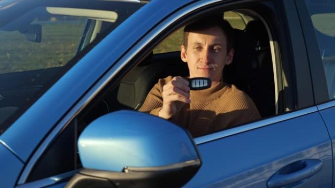 女人将汽车遥控钥匙交给坐在汽车上的男人司机