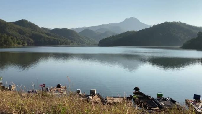 早晨宁静的湖静怡山河河畔群山