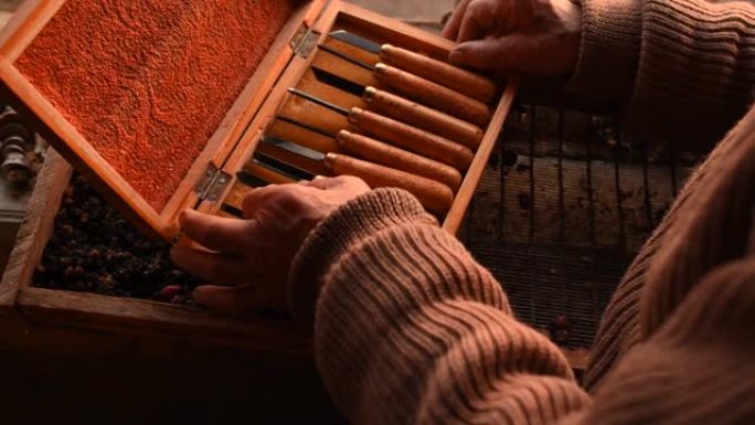 古董复古首饰盒各种木雕工具。关闭男性手打开盒子木工工具
