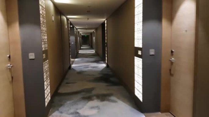 豪华物业中的长长的阴森恐怖走廊