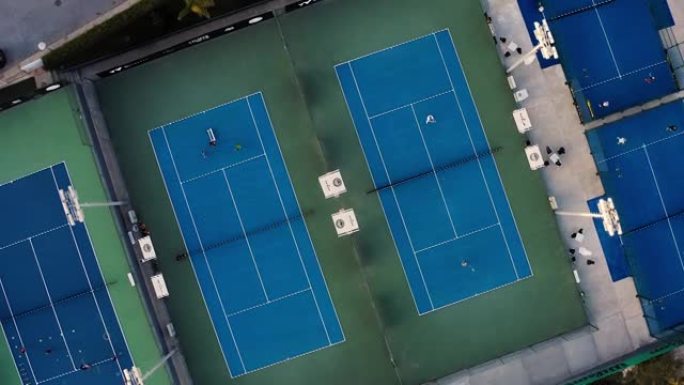 网球场鸟瞰图。