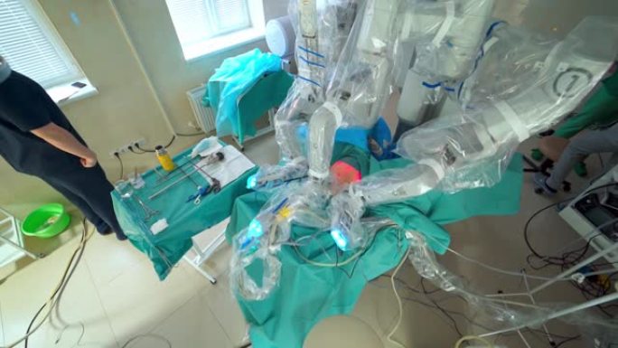 外科医生团队在手术手术室进行患者监护