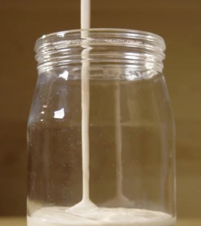 将垂直宽的酸面团发酵剂倒入干净的罐子中
