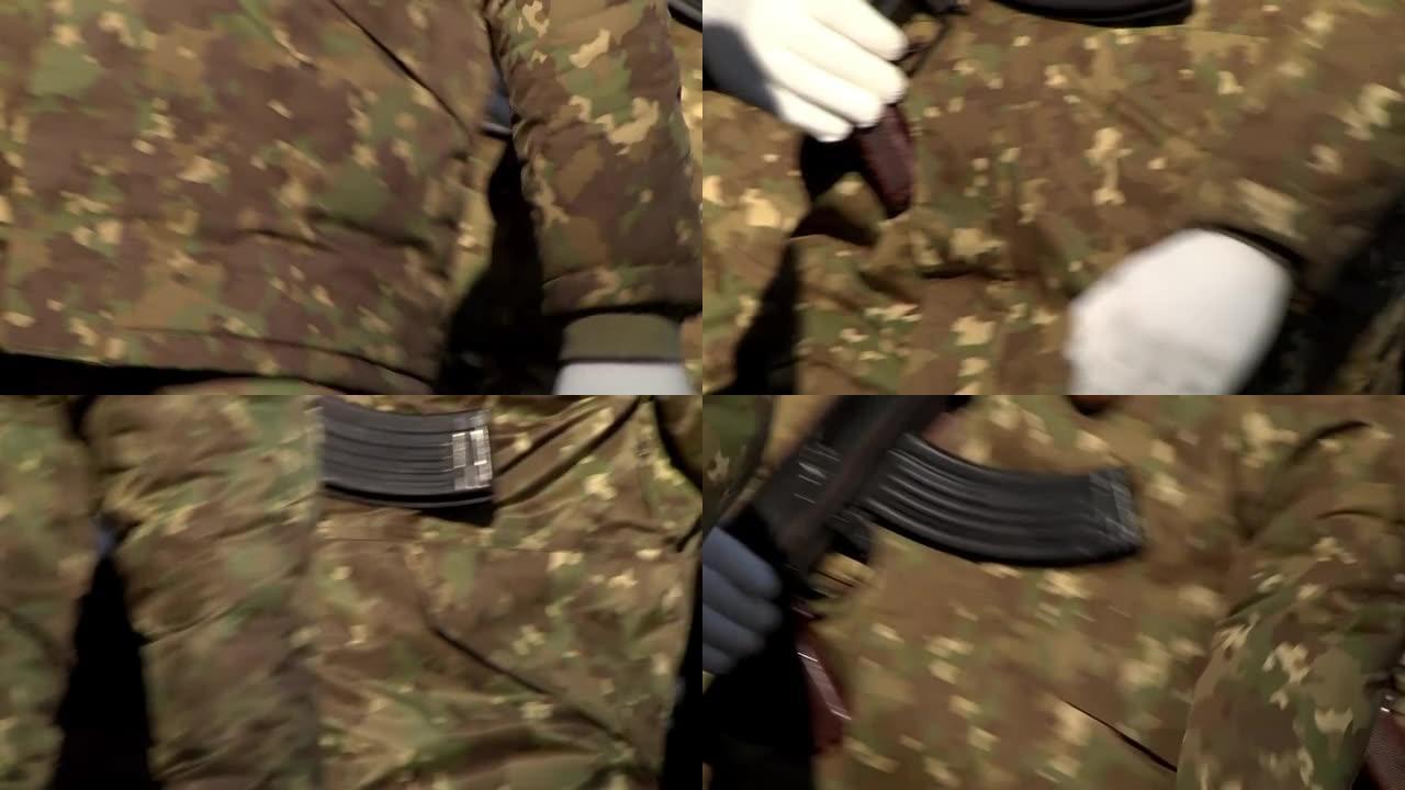 身穿制服的士兵们以完美的节奏向阅兵式行进，双手戴着白手套