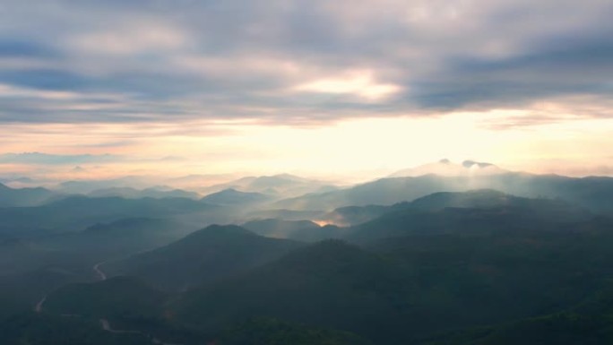 4k无人机在云中飞行。日出时飞越云层，无人机的空中顶部云景