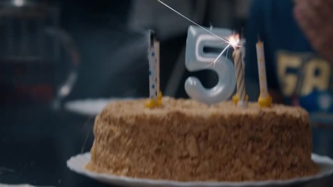 五年蜡烛生日蛋糕特写