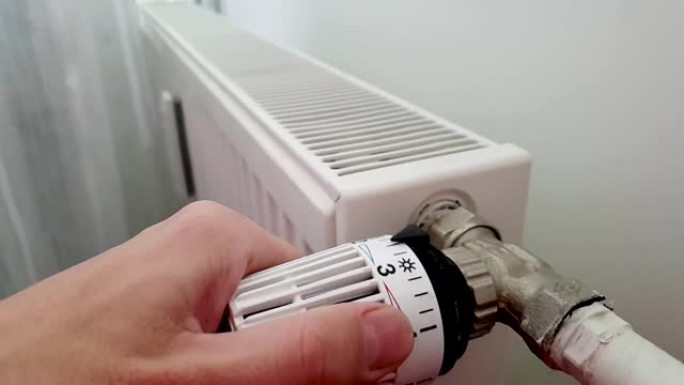 手移动温度水平。电池温度控制器。恒温器特写。中间位置