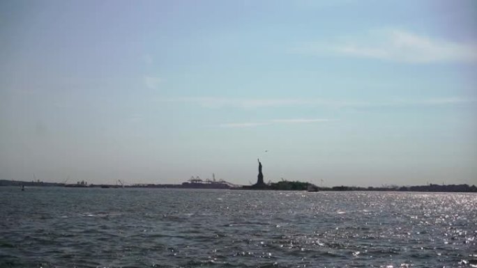 纽约的自由女神像和曼哈顿市中心的埃利斯岛