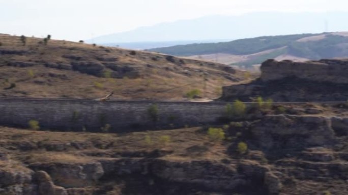 在塞戈维亚Sepulveda的山上，秃鹰经过相机的飞行。