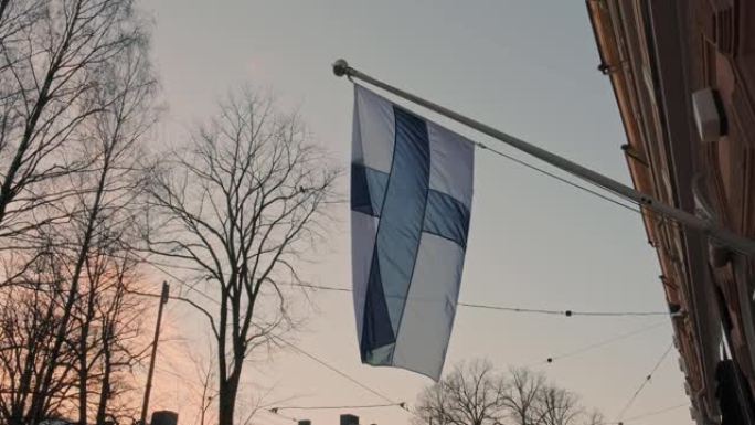 为独立日升起芬兰国旗
