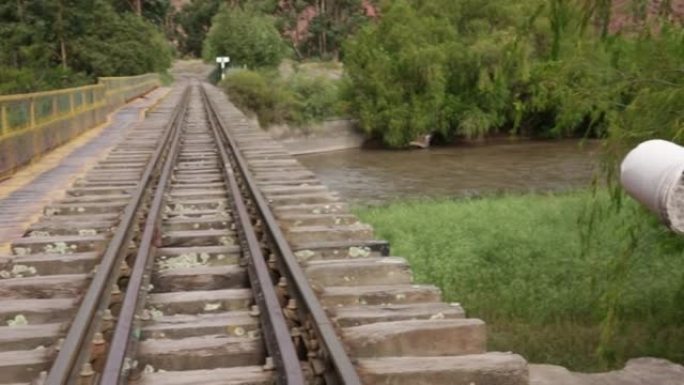 秘鲁安第斯山脉农村的铁路轨道。